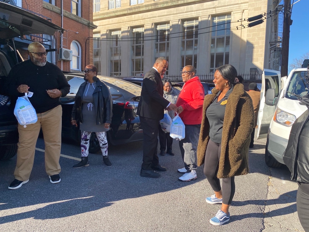 apa1906NETwork's tweet photo. As part of our annual “Annie C. Singleton Thanksgiving Blessing,” the Fraternity’s General Office staff donated more than 25 turkeys, stuffing mix, gravy, green beans, and other trimmings to a local charity today.

Please share.

#APA1906Network #MenOfDistinction #ServantsOfAll https://t.co/0951VO2wFU
