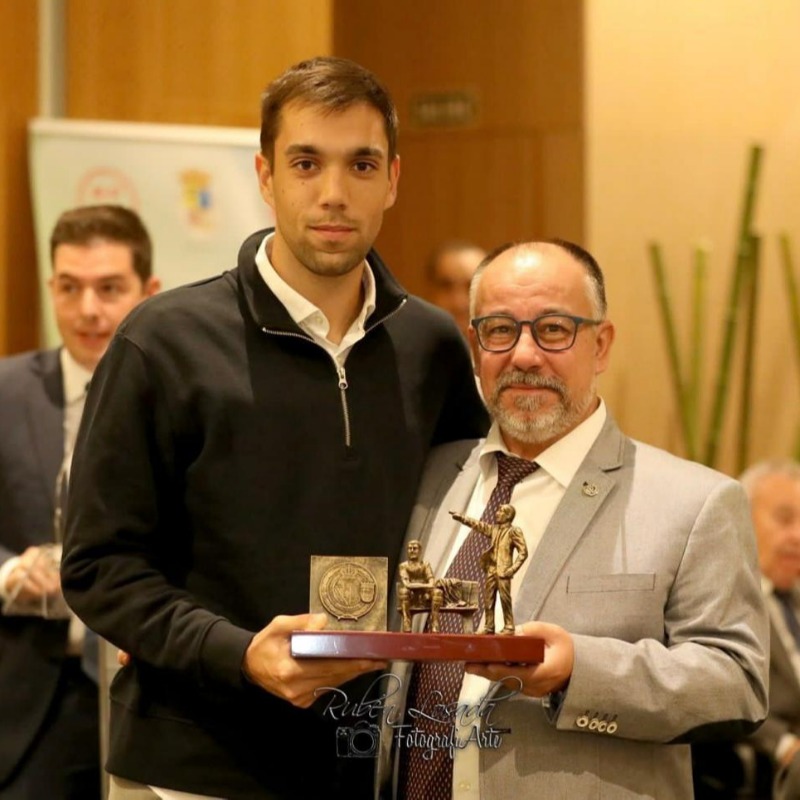 SDHuesca's tweet photo. 👏 Agradecer al @caedefutbol y a la @futbolaragon, en el año de su centenario, el obsequio recibido en la celebración del 46º Día del Entrenador Aragonés.

🎖 7⃣ profesionales de la #CanteraSDH fueron galardonados.

💎 Mención especial a F. Arnedillo por sus 20 años como técnico.