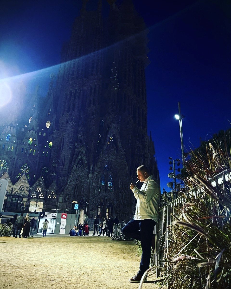 احدهم أهداني عشقا ...
دون ان يخبرني كيف احارب الاشتياق....!