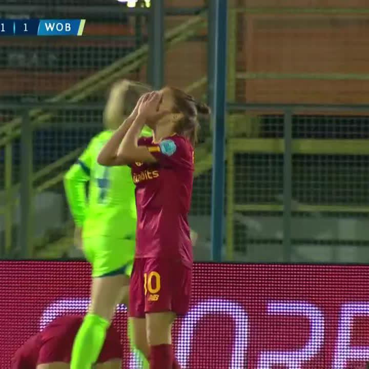 WHAT A SPECTACULAR SAVE FROM MERLE FROHMS TO DENY ROMA A SECOND GOAL 😱

#UWCL LIVE NOW ⬇️
🇬🇧 🎙 👉   
🇩🇪 🎙 👉   
🇮🇹 🎙 👉
