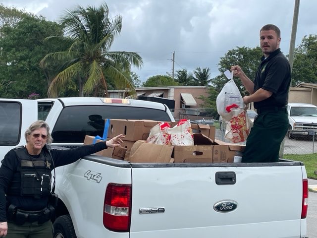 PBCountySheriff's tweet photo. These are how our last days before #Thanksgiving always look. 🙂🦃👇

We teamed up with the children from San Castle PAL (Police Athletic League) to deliver 20 Thanksgiving meals to families throughout San Castle. https://t.co/O7kgmvKjSh