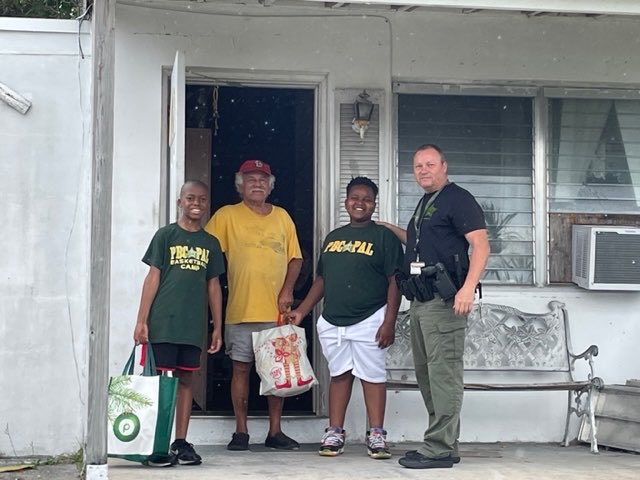 PBCountySheriff's tweet photo. These are how our last days before #Thanksgiving always look. 🙂🦃👇

We teamed up with the children from San Castle PAL (Police Athletic League) to deliver 20 Thanksgiving meals to families throughout San Castle. https://t.co/O7kgmvKjSh