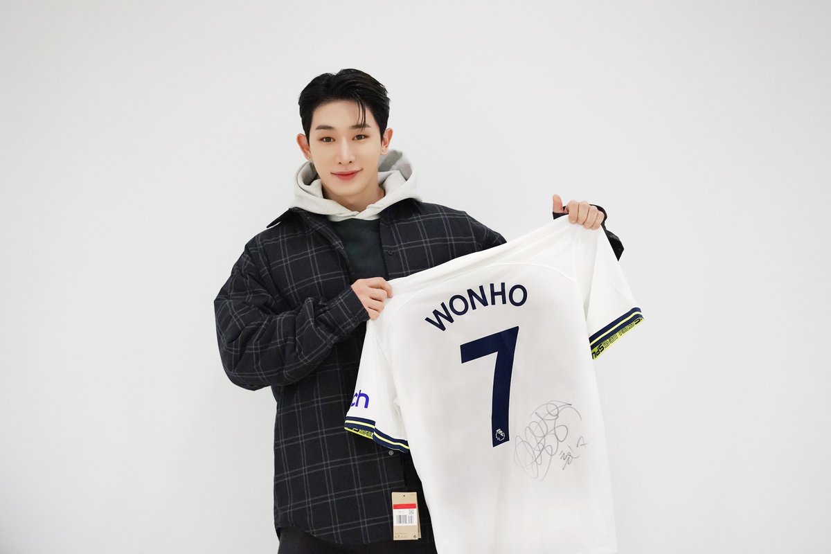 Spurs_KR's tweet photo. 토트넘 홋스퍼 스타디움을 방문해준 @official__wonho 와 깜짝 만남을 가졌습니다! 💙💛

그가 스퍼스 선수들을 위한 특별 응원 메시지를 남겼주었는데요! 🎥

스퍼스 선수들의 활약, 그리고 아티스트 원호의 활동 많은 응원 부탁드립니다 ⚽️🎤💙

#토트넘 #스퍼스 #원호 #WONHO #손흥민 #THFC #COYS https://t.co/d5o0S5iJeZ