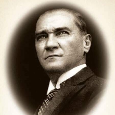 DuygulananRuh's tweet image. Anafartalar komutanı.
Türk tarihinin en başarılı lideri.
Askeri alanda dünyaca ünlü bir dahi.
Türkiye Cumhuriyeti'nin kurucusu.
Ülkesi işgal edilmiş milletin kurtarıcısı.
Rumeli asıllı mavi gözlü Türk.🇹🇷