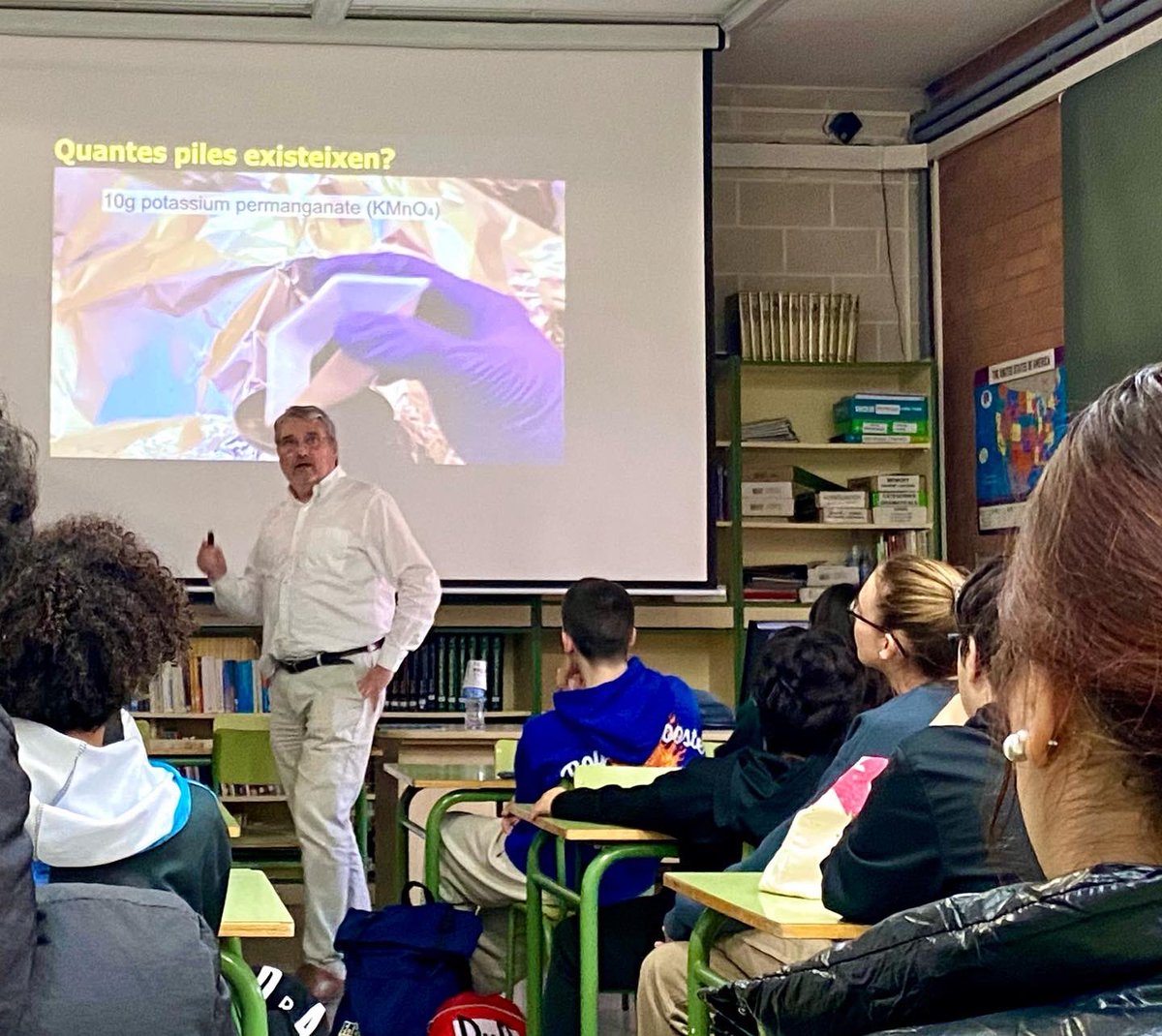 Guindavols's tweet photo. Dins del programa de la SC22, La ciència en primera persona, vam tenir la sort d’acollir la conferència presencial: Electricitat i Hidrogen, l'energia del futur, duta a terme per Xavier Giménez Font de l'Universitat de Barcelona.
Gràcies Xavier! #sc22cat #sc22 #hidrogen https://t.co/kVvCWikemr