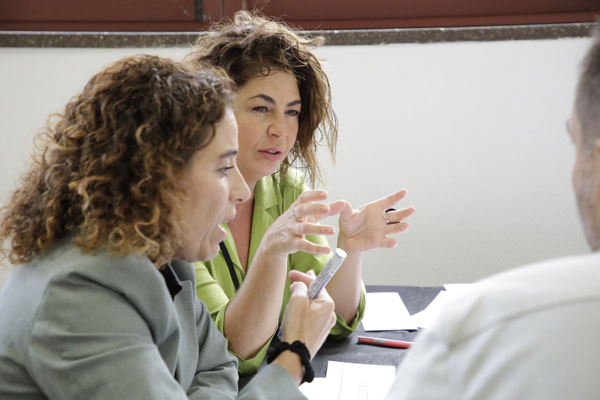 🎯👥Actores claves del ecosistema emprendedor de las Islas abordan el futuro del sector en #EMPRENDAY22
📰bit.ly/3U14RAa

📸Apertura a cargo del viceconsejero de Empleo #GobCan <a href="/gusantanamartel/">Gustavo Santana M</a>, la rectora de <a href="/ULL/">Universidad de La Laguna</a> Rosa Aguilar y el decano de FEET_ULL, Adrián García Rojas