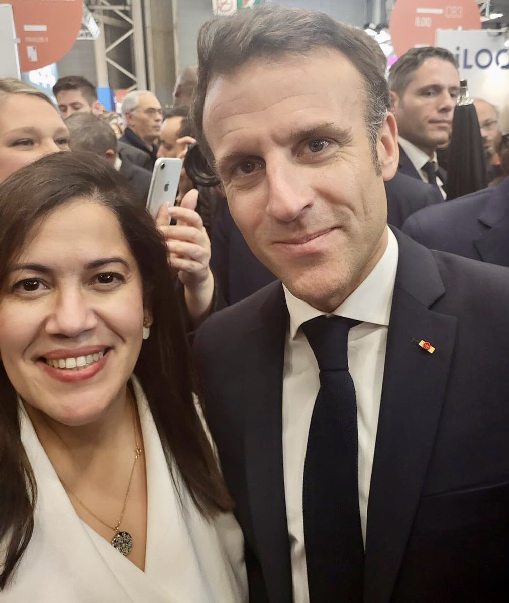 Rencontre avec le Président de la République <a href="/EmmanuelMacron/">Emmanuel Macron</a> au #SalonDesMaires venu au contact direct avec les élus.

Merci pour cet échange sur les problématiques locales et votre soutien.
