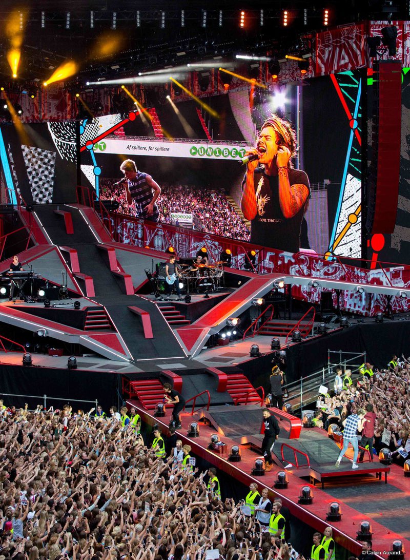 sweetshekiwi's tweet image. no bc why did the 1d wwa tour stage look like an american ninja warrior course