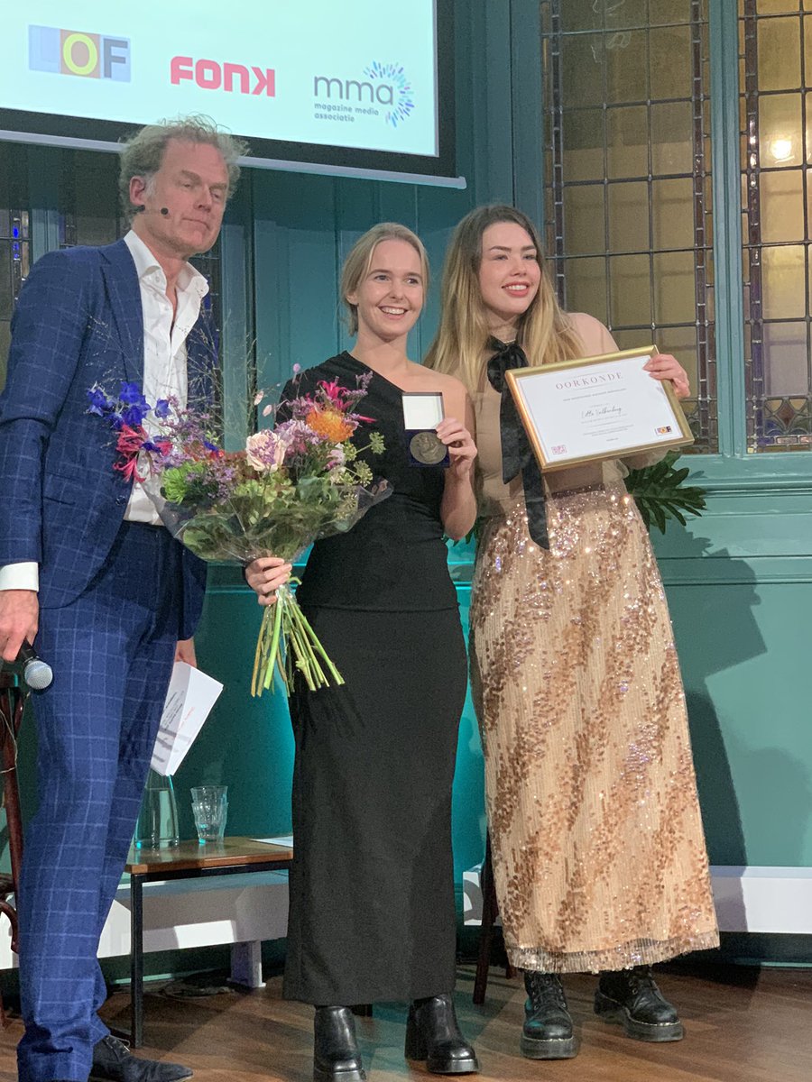 Lotte Valkenburg (midden) van @roulartamediaNL <a href="/knipmode_nl/">Knipmode</a> is #beLOFte van het jaar 2022 #mediatalent! Links de immer spitsvondige presentator @onno_aerden