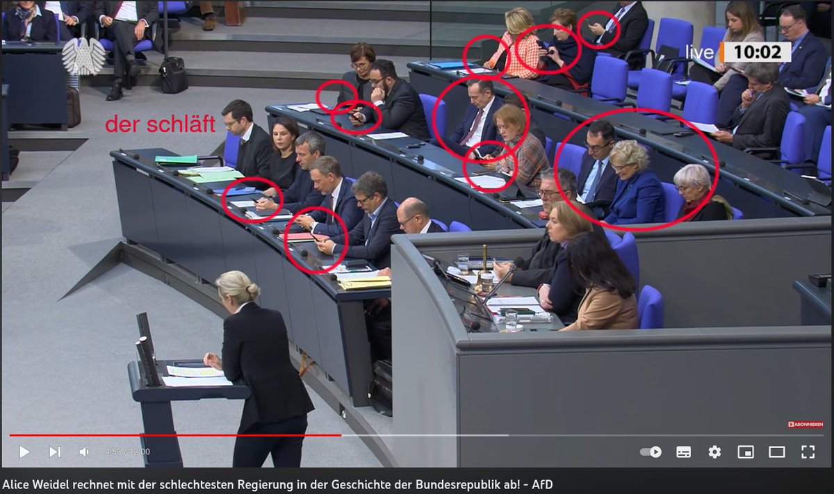 rotrunner_ber's tweet photo. @AfDimBundestag @Yenneferxyz ... und die "Herrschaften" auf der Regierungsbank spielen #CandyCrash.
Ignorantes Menschen sind das! https://t.co/2JxzR3lwFC