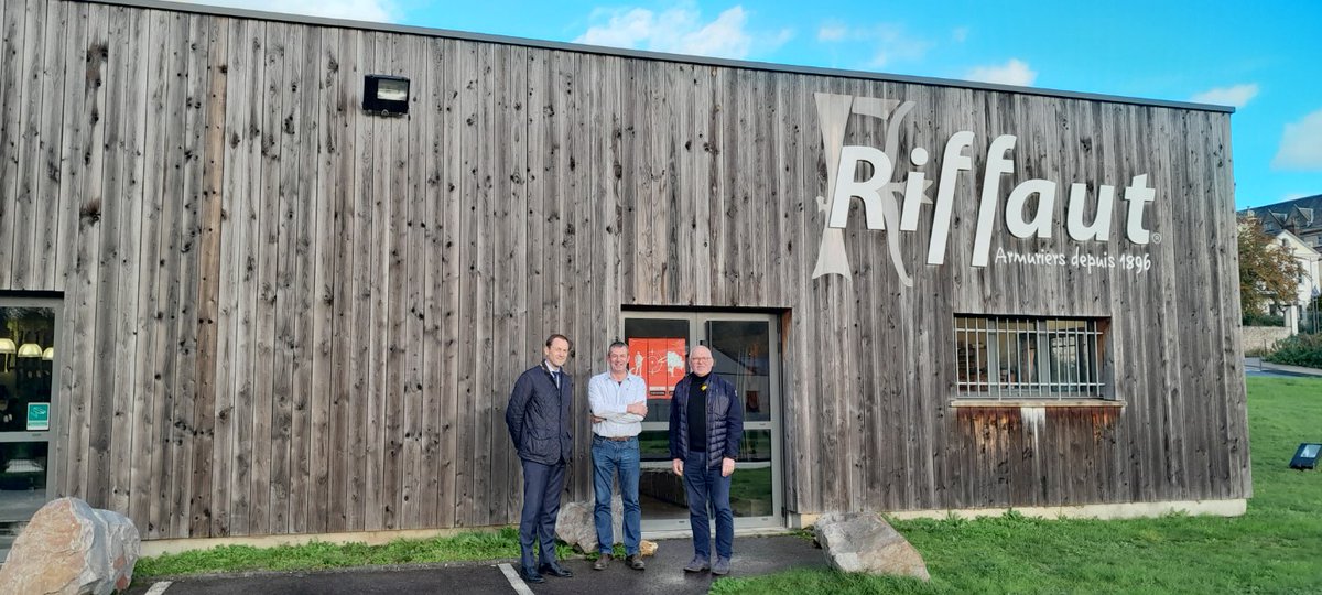 Prefet14's tweet photo. En déplacement à #Orbec, Guillaume LERICOLAIS, sous-préfet de Lisieux, a fait le point sur les dossiers de revitalisation avec M.le maire, Étienne COOL. A cette occasion, il a également visité l'entreprise Riffaut, armurier depuis plus d'un siècle dans cette commune. https://t.co/5odoCL8S0V