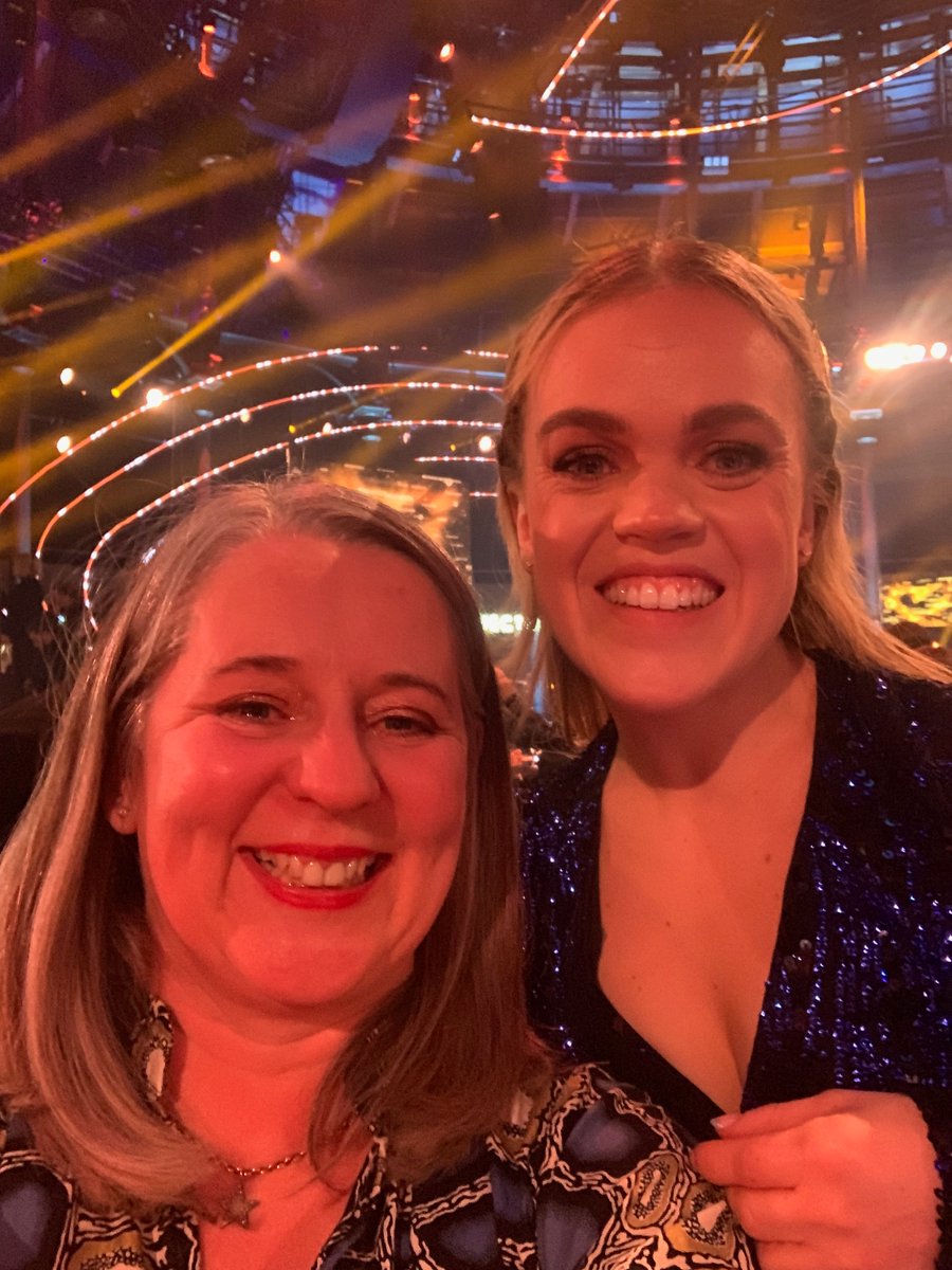 As soon as I told @EllieSimmonds my daughter has dwarfism and how much her Strictly appearance meant, she whipped my phone from me and filmed a message for Elvi. You're an absolute star, Ellie & have made another young lady (and her mum) v. happy #whocareswinsawards 💜 #Strictly