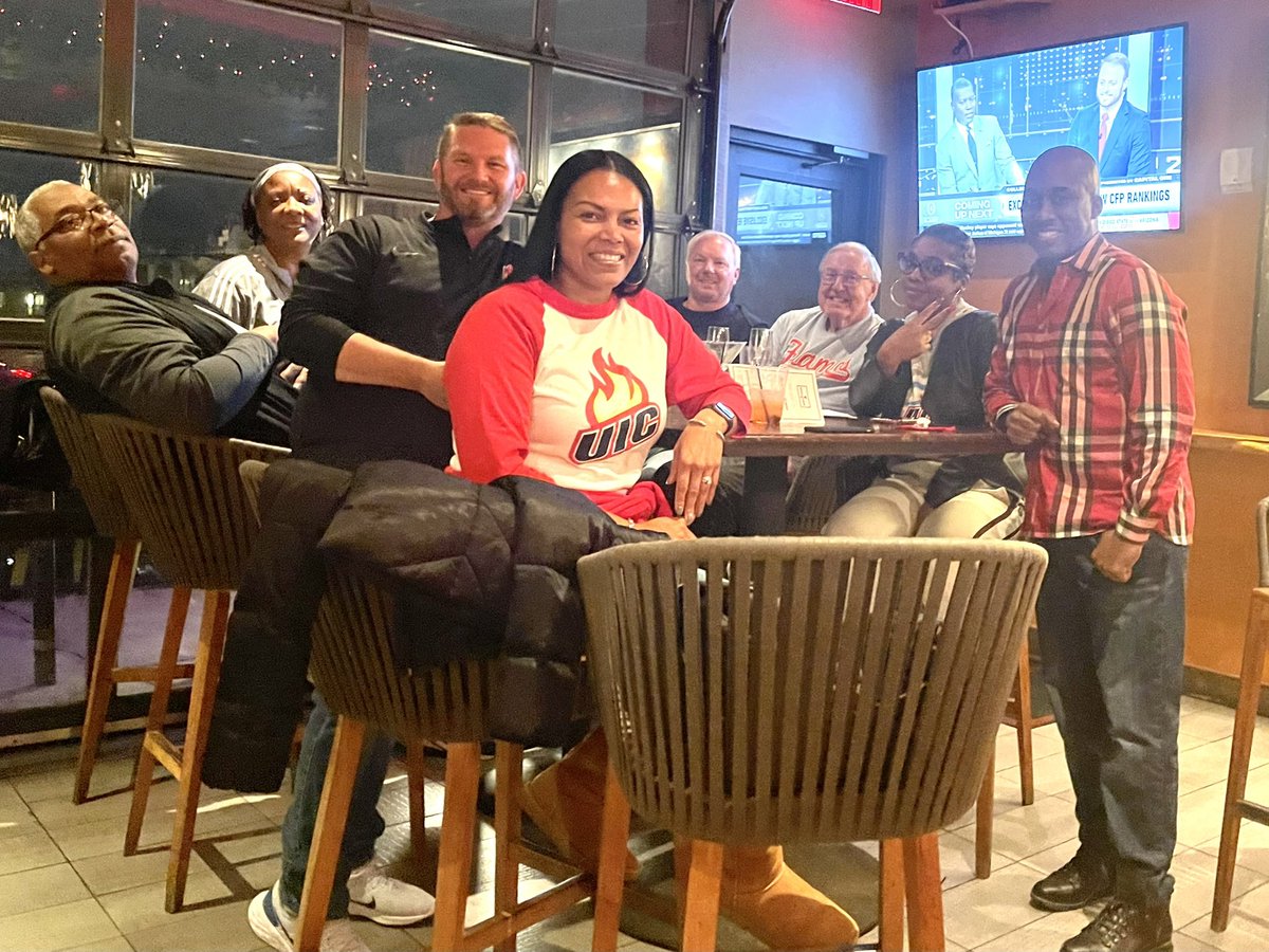 <a href="/UIC_WBB/">UIC W. Basketball 🔥🏀</a> parents enjoying Savannah’s nightlife. 😁