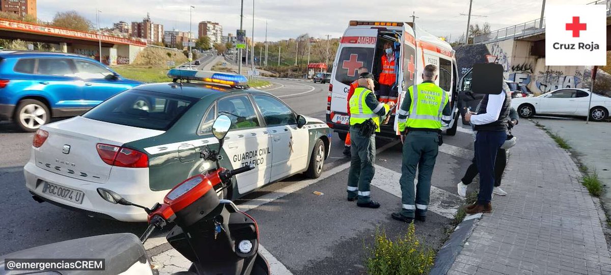 emergenciasCREM's tweet photo. Tras solicitud desde #SUMMA112 uno de nuestros #SVB interviene en la atención y evacuación de un motorista que sufre un accidente de tráfico en la #M502 con la #M511 #PozueloDeAlarcon.
#ASEM112 https://t.co/0nR9rgDcVy