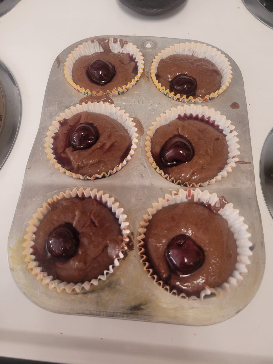 HawthornBirdy's tweet photo. Infinite forest cupcakes !!
Mind you the destiny cook book recipe has it as a whole cake but I tweeked it and made cupcakes instead. This has my whole appartment smelling like utter heaven!
#Destiny2 #destinycookbook #destinyholiday https://t.co/2F9iFqJ8Lw