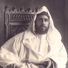 ALfalehaaa's tweet photo. 1. السلطان عبد الحفيظ بن الحسن العلوي رحمه الله (ت 1356هـ 1937م)، كان سلطان المغرب وتنازل لأخيه يوسف في معاهدة فاس، كان فقيهاً أديباً، له كتاب:(كتاب كشف القناع عن اعتقاد طوائف الابتداع)، ردّ فيه على مَن يُجيز دعاء الأموات، وعلى الطائفة التيجانية في زمانه، الذين عادَوا هذا الكتاب، https://t.co/pZHJMglznp