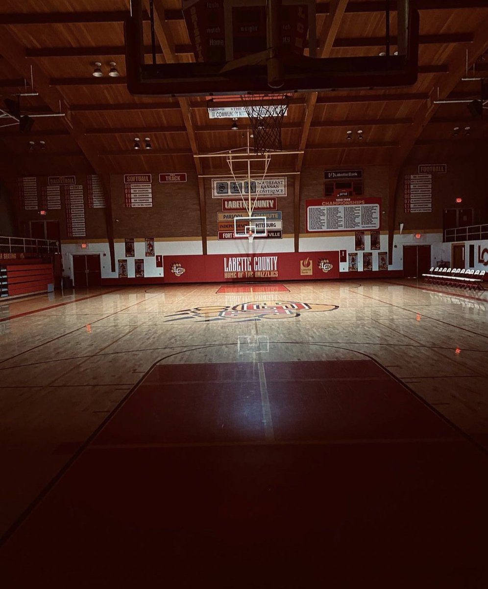 CoachSmithON's tweet photo. Hands down the best gym in Kansas can be found in Altamont. Try and tell me any different!! 🏀 (📸: @CoachVolmer ) #AlmaMater #LabetteCountyHighSchool https://t.co/VYoyiNDoat