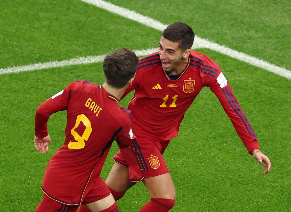 gatomestre's tweet photo. ⚽️⚽️⚽️⚽️⚽️
Gavi acerta lindo chute e marca o 5º da Espanha!!!
🇪🇸💃
É a segunda vez que a Espanha marca 5 gols em um jogo de Copa.
Em 1986, a Fúria goleou a Dinamarca por 5 a 1.
Butragueño (4) e Goiko marcaram para os espanhóis, e Olsen descontou.
📸: Reuters
#ESPxCRC https://t.co/vaEk3lp2ml
