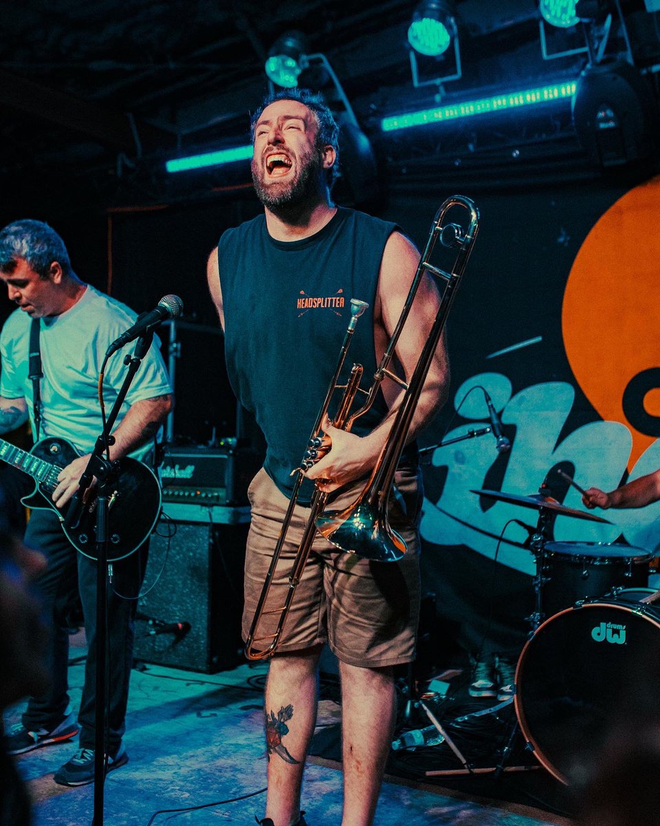 KeepFlyingBand's tweet photo. Friendship overload last night. Fitting for this week. Thankful. 📸: @Dunrath https://t.co/cqTDUIvwoU
