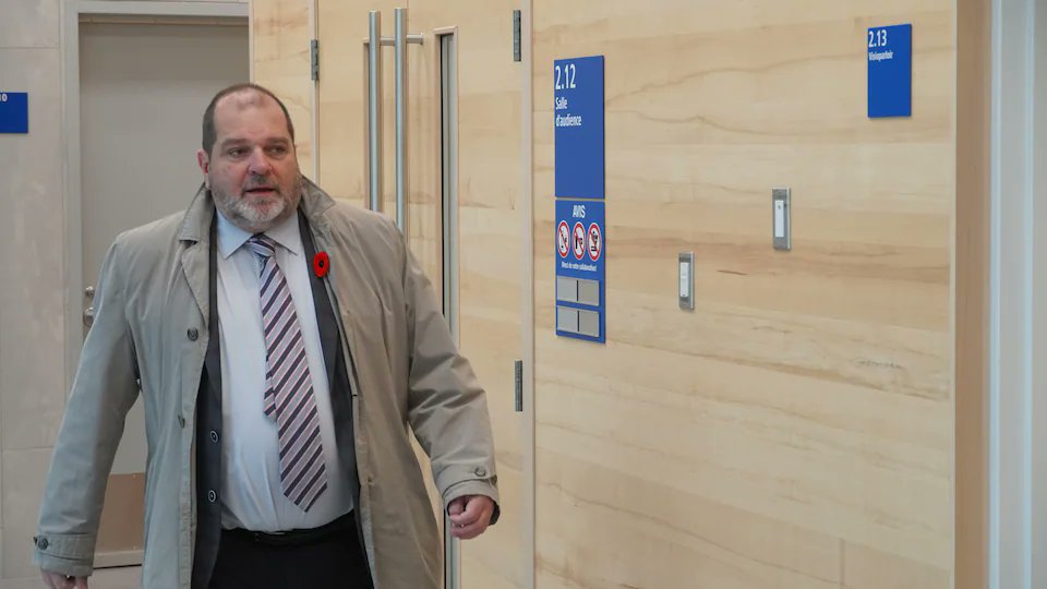 mftremblay's tweet photo. Toujours en attente d'un verdict dans le procès d'Harold LeBel accusé d'agression sexuelle. L'ex-député est présent dans la salle d'attente près de la salle où le jury va prononcer son verdict éventuellement. La présumée victime est pour sa part encore à Rimouski auj. #iciest https://t.co/S7tfwLzMOm