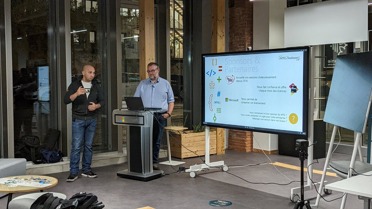 Xam1311's tweet photo. Début du meetup  @MTG_Toulouse  #cosmodb et #ia @imihalcea @DavidToussaint7 https://t.co/2izY2FAELs