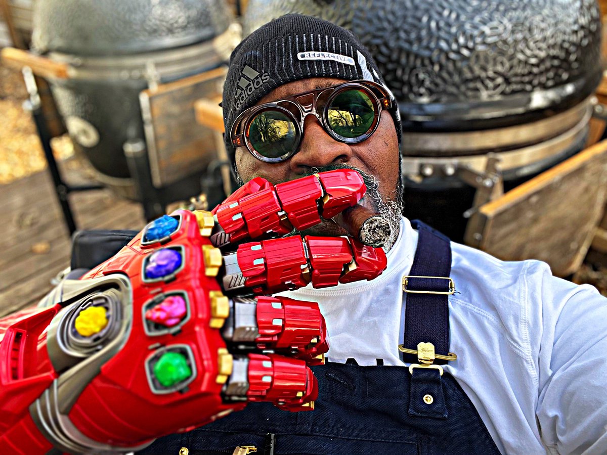 Cigar break time then it’s time to prep for tomorrow’s cook!😬😂✊🏾🇺🇸🎯 #cigarlife #currentmood #bbq #bbqthanksgiving #moecasonbbq