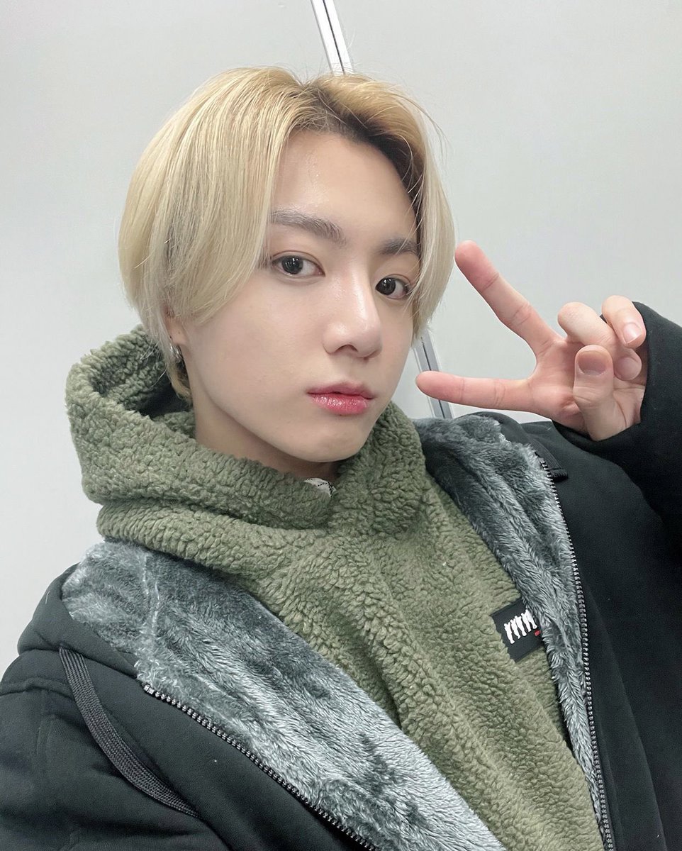 mangust_d's tweet photo. // a/b/o, namkook

It’s very cold where I live, and I’m stuck hiding under two thick duvets – which made me think about omegakoo who is often too restless to stay still and nest while in preheat. 

His mate Joon comes up with a creative solution. https://t.co/Ua0saTzVan