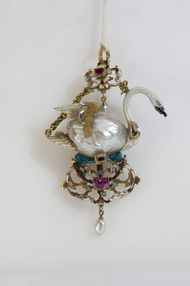 From #ASirkarJewellers
A #baroquepearl set as a 'swan' pendant made in the the Netherlands about 1590 at the #HermitageMuseum St Petersburg.
@ranjona @Peachtreespeaks @ssharadmohhan @Himalayologist @kamlesm @BaigsonAuction @maitra_gaurangi @rithik02 @cherishDcherry1 @swatiatrest