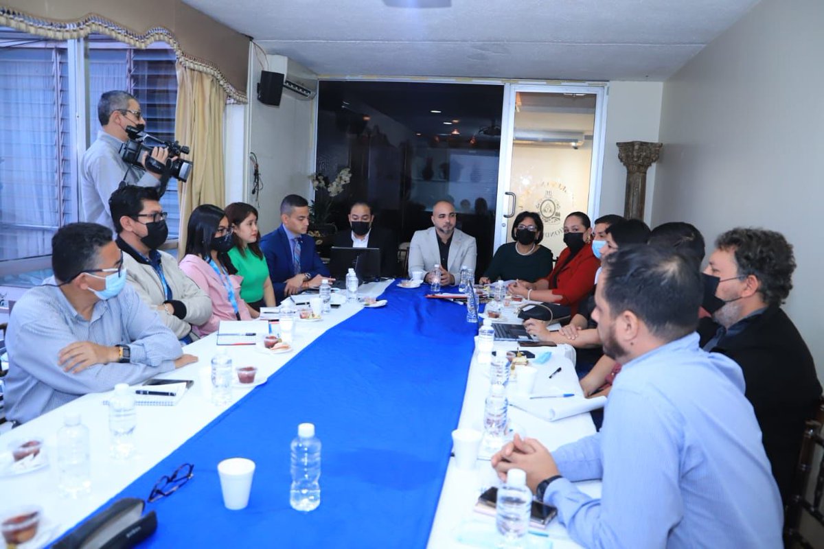 BancadaLibre's tweet photo. El diputado @ArielMontoyaR, presidente de la Comisión de Medio Ambiente y cambio climático se reúne con representantes del @ICFHonduras, #COEAS y @AlcaldiaDCHN, para discutir avances del Proyecto de Ley que busca declarar como Área Protegida la Cuenca de la Aldea Suyapa. https://t.co/xlIyO0Qqt9