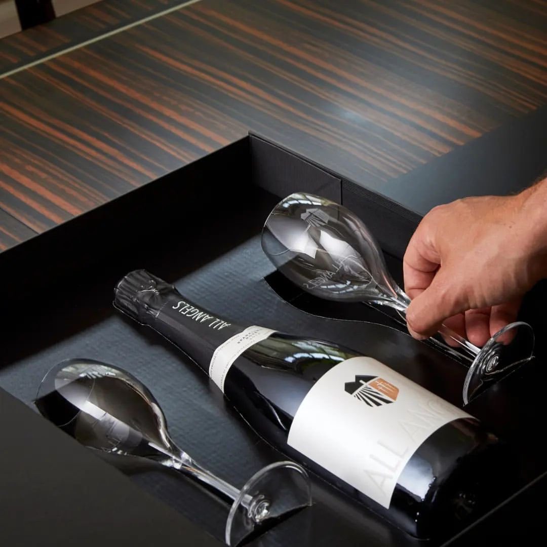 With Christmas approaching, it's time to be thinking about what to buy everyone… 🤔🎁 

We know you'd sooner drink All Angels than give it away, but we’ve gift boxes and presentation packs available through our website 🎄🥂

allangels.com/shop 

#englishwine #berkshire