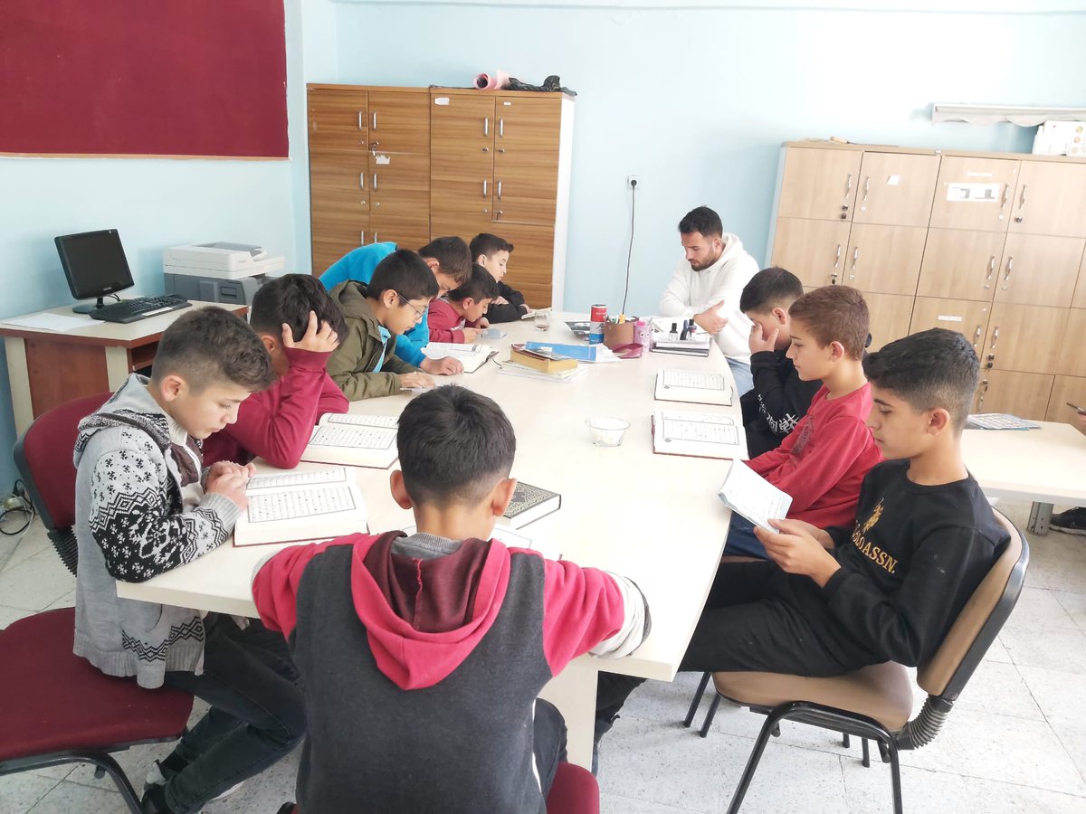 UludereO's tweet photo. Gaziantep'te PKK Terör Örgütü tarafından bir okula yapılan bombalı saldırıları sonucunda Şehit olan Öğretmen Ayşegül ALGAN ve 5 yaşındaki Hasan KARATAŞ anısına okulumuzda saygı duruşu İstiklal Marşı, ardından öğrenci ve öğretmenlerimiz tarafından Yasini-i Şerif ve dualar okundu. https://t.co/SoMkvluDup