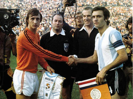 robertmdaws's tweet photo. 1974 #worldcup #johancruyff and #robertoperfumo https://t.co/b33N2h17iA