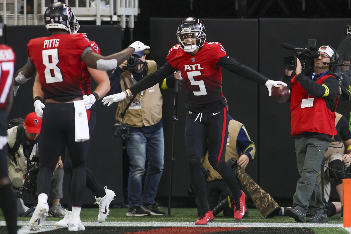 PFF_Falcons's tweet photo. Top-graded Falcons so far this season: 

1. Chris Lindstrom - 90.8 💥
2. Kaleb McGary - 79.4
3. Drake London - 76.8 https://t.co/URWkCpNC4G