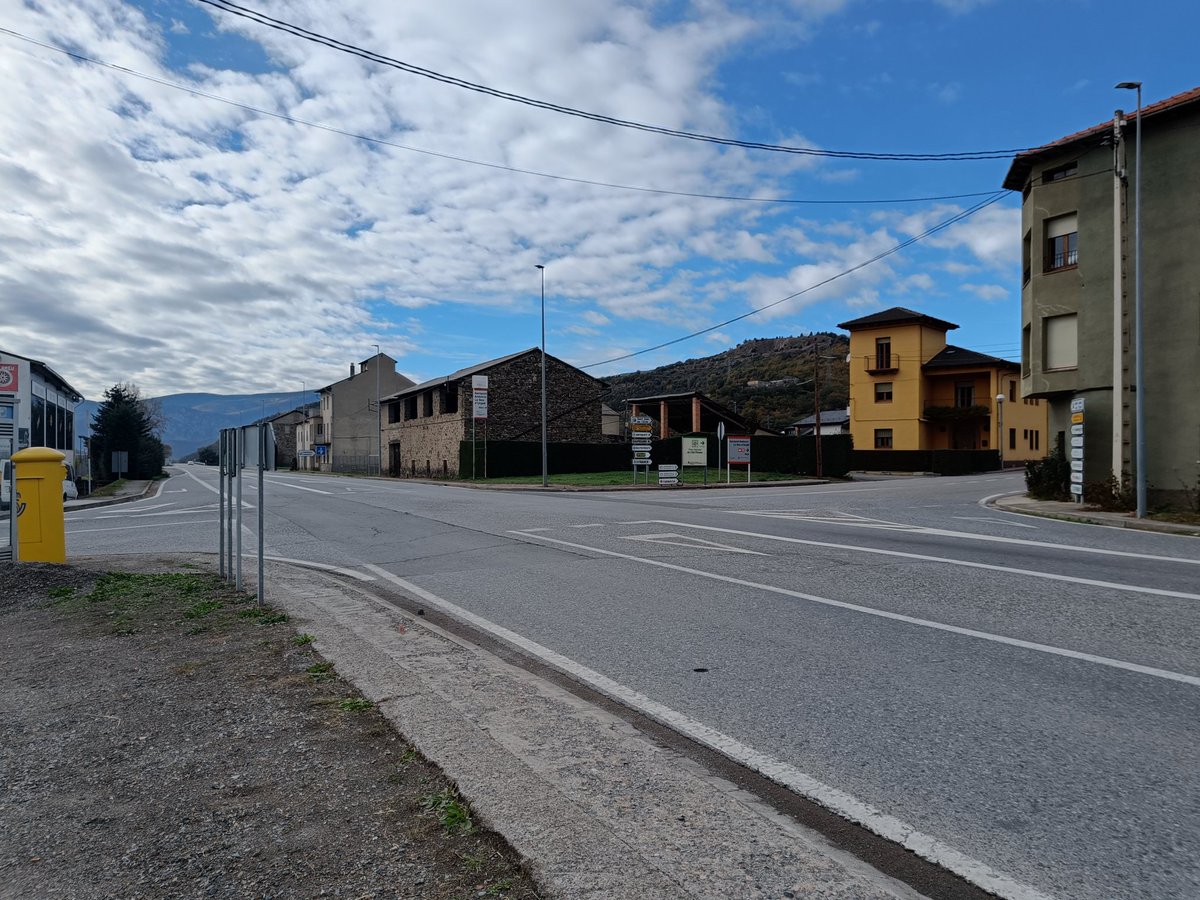 Ajuntmic's tweet photo. Després de diverses demandes per part de l'Ajuntament, finalment es va concretar una reunió a la subdelegació del govern a Lleida amb el Sr. Xavier Flores, secretari general d'infraestructures, amb el delegat del govern Sr. José Crespín i amb el Sr. Juan Antonio Romero ... https://t.co/VZAeIKttds