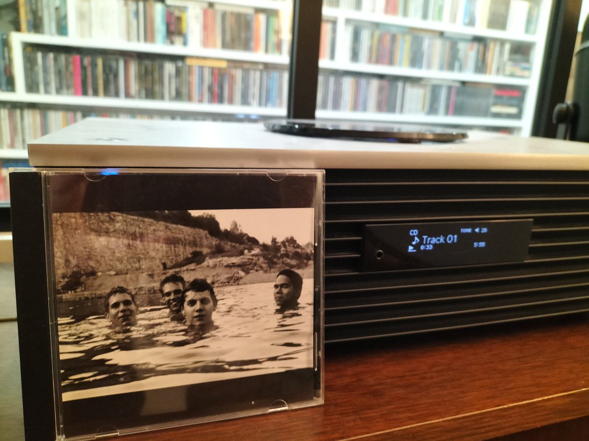 Slint - Spiderland (1991)
Naissance du Post-Rock selon les critiques, je dirais plutôt que c'est le maillon qui joint Sonic Youth à Tortoise, en convoquant le fantôme du Red de King Crimson.
Disque important quoi qu'il en soit.