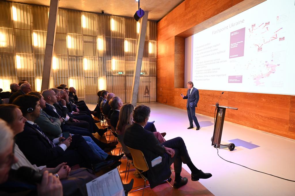 zeevaart's tweet photo. Na onder meer prikkelende stellingen tijdens onze #ALV verwelkomden we, samen met @RMSC_Community, @robdewijk @hcssnl om ons mee te nemen in de wereld van geopolitiek: hoe gaan we als #maritieme ondernemers om met de wereldwijd verschuivende machtsverhoudingen? #FlowSecurity https://t.co/TcGNe3gXTR