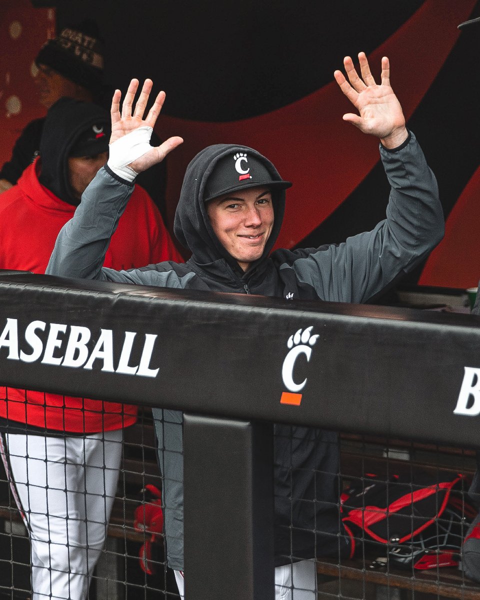 Happy 22nd birthday, <a href="/joshhegemann32/">Josh Hegemann</a>! 👏

#Bearcats | #NatiBoyz