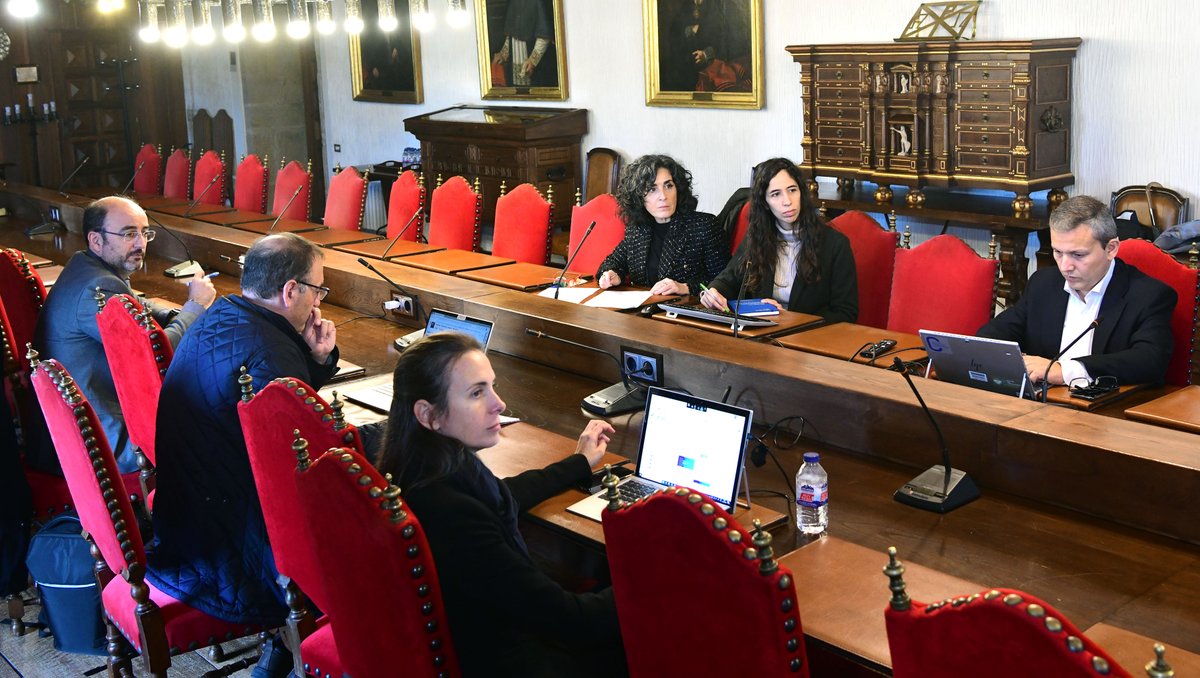 CETAQUA's tweet photo. Hoy hemos celebrado la reunión de patronato de #CetaquaGalicia junto a nuestros patronos @VIAQUA, @UniversidadeUSC y @CSIC. 
Un encuentro en que trabajamos de forma conjunta 🤝 para establecer sinergias y seguir trabajando en pro de la #TransformaciónEcológica y #digital ♻️🌐 https://t.co/TNmJTUyMp7