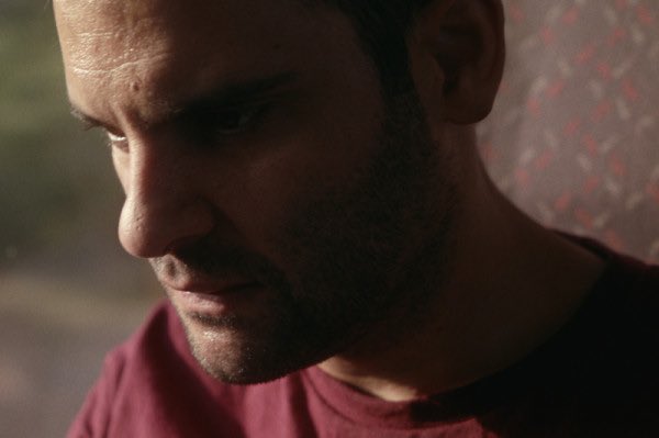 JuanRoures's tweet photo. Breve pero intenso, «A diente de perro» es un thriller social que no debería pasar desapercibido. Prometedor debut de José Luis Estañ tras la cámara y sobre todo de Miguel Ángel Puro como el carismático protagonista. Ambos firman el brioso guion junto a Iván "Oggi" Emery. https://t.co/o8jLZazLfL