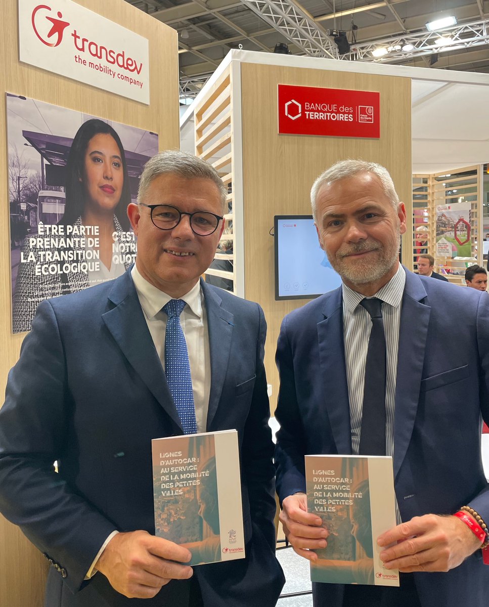 transdevFR's tweet photo. [#SMCL2022]📣Aujourd'hui au @salondesmaires, @Chris_Bouillon, Président de l’Association des @PetitesVilles de France &amp; @e_henaut, DG France @transdevFR ont présenté le livret thématique APVF x Transdev - Lignes d’autocar : au service de la #mobilité des petites villes ⤵ https://t.co/ClnJF1t4oO