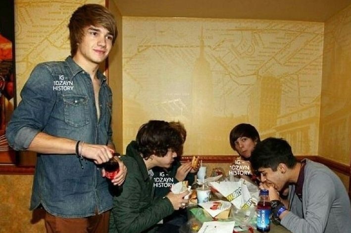 teaandfrozenpea's tweet photo. "Before the world had got so serious
Before the time it got away from us
I meet you at the favorite subway stop
We grab some food then meet the lads for one" https://t.co/yJ8om2ALsa
