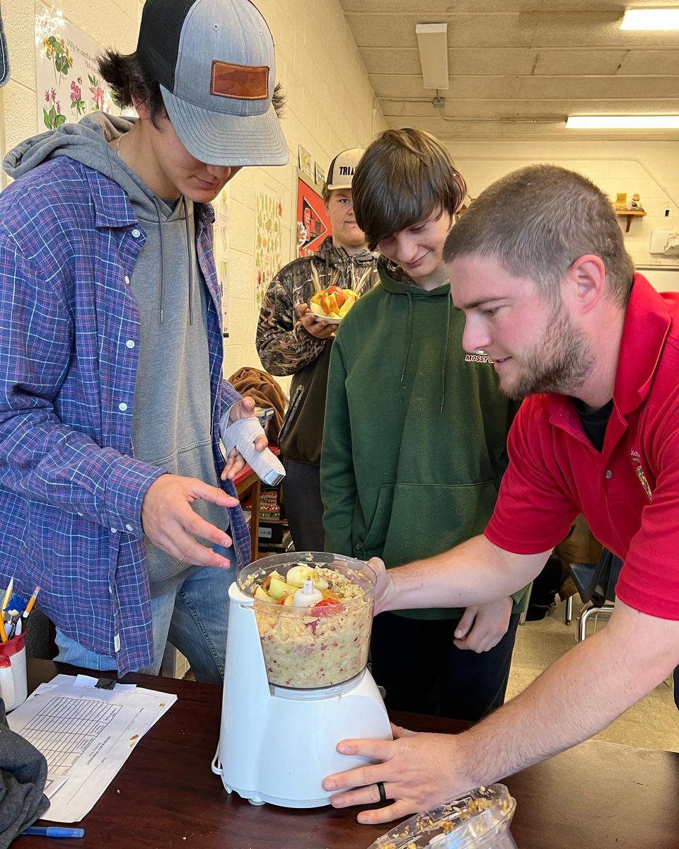 SAHS_FFA's tweet photo. National Resources students learned to make homemade apple cider right before break!🍎 https://t.co/EkdrIa5QPp