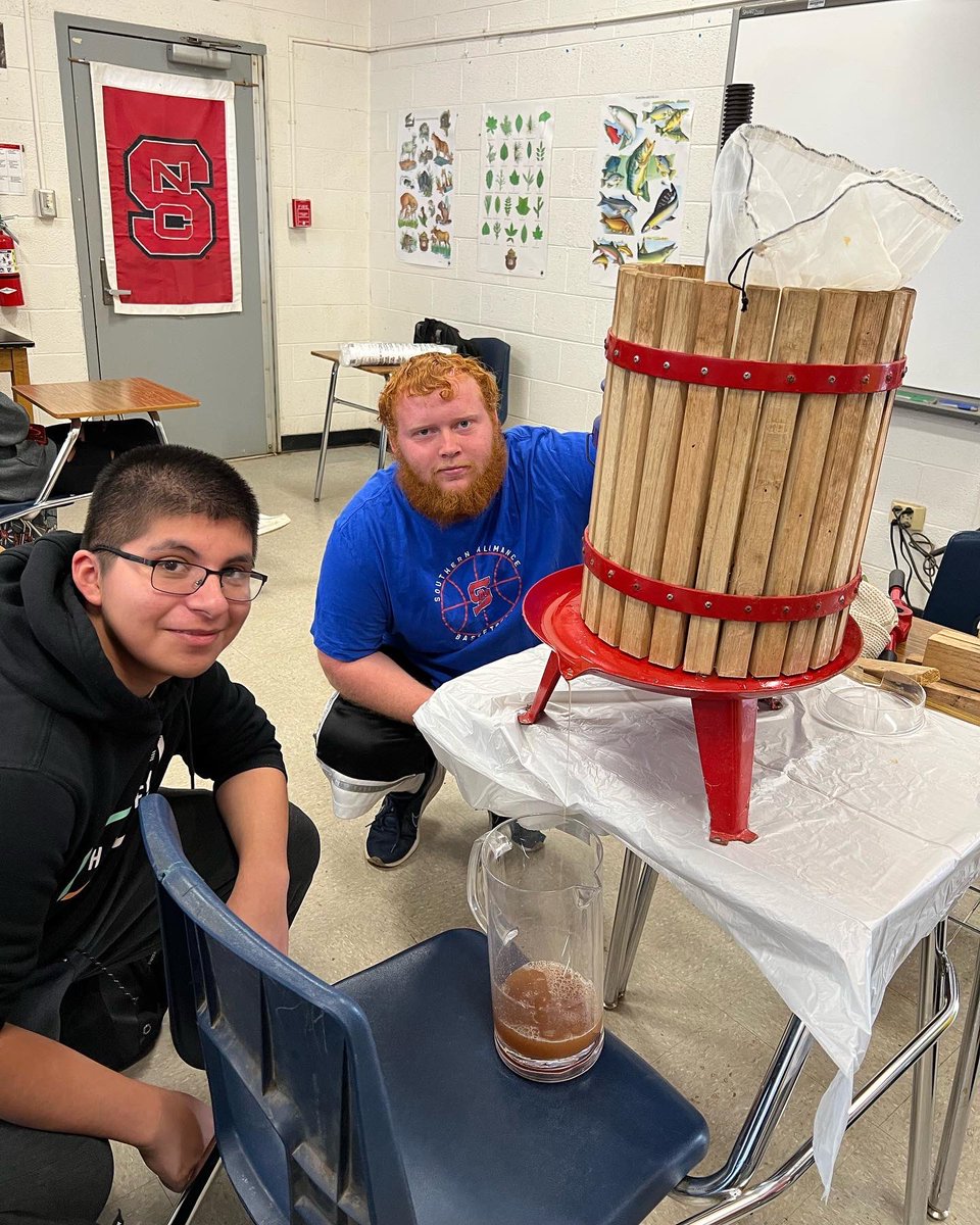 SAHS_FFA's tweet photo. National Resources students learned to make homemade apple cider right before break!🍎 https://t.co/EkdrIa5QPp