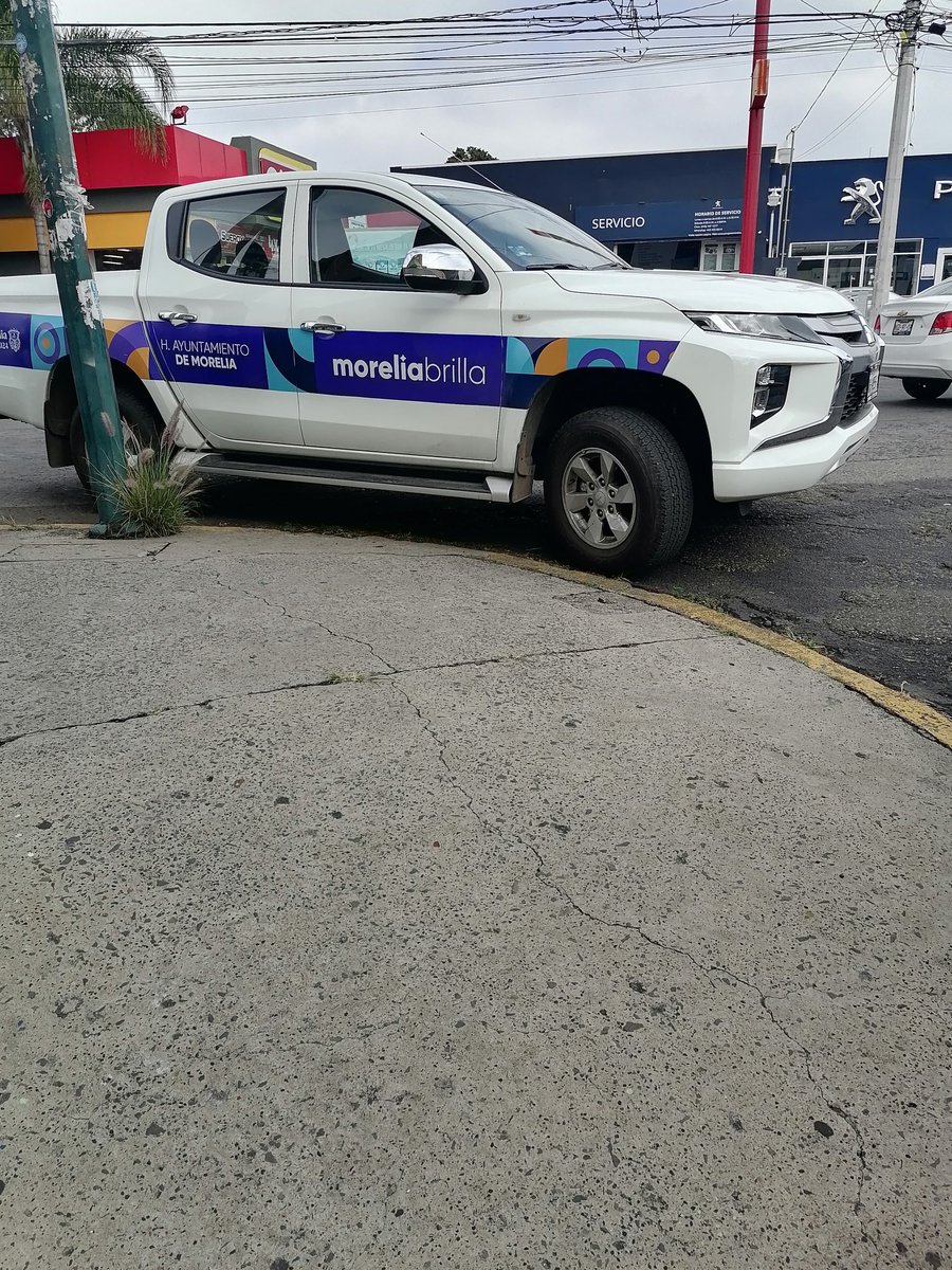 Morelia brilla porque sus propios funcionarios y operativos no respetan esquinas de avenidas transitadas y se estacionan <a href="/GobMichoacan/">Gobierno de Michoacán</a> <a href="/MoreliaGob/">Gobierno de Morelia</a> <a href="/SEGOB_mx/">Gobernación</a> <a href="/MoreliaVial/">Movilidad Morelia</a>