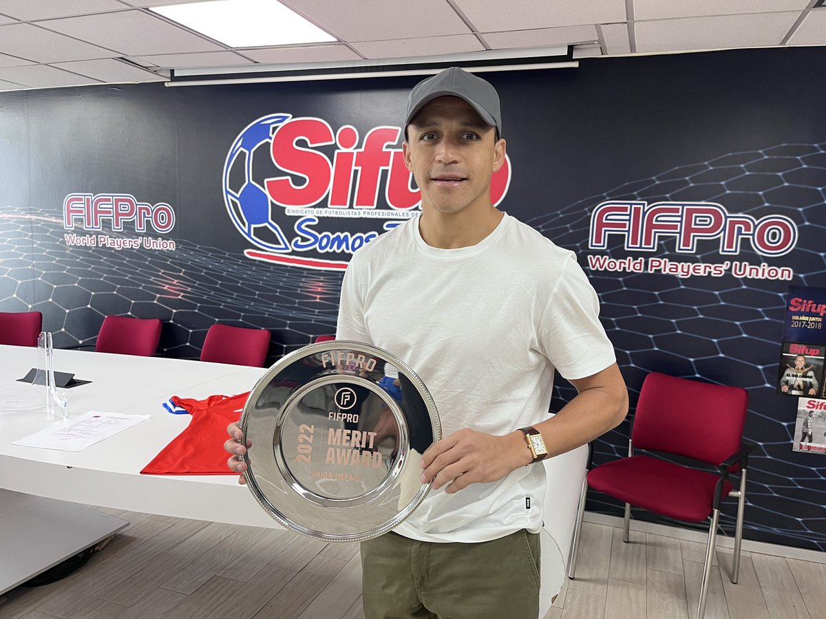 sifup's tweet photo. Visita ilustre: Alexis valora y exhibe el premio Impacto Mundial que el Sifup ganó por su ambicioso proyecto educativo. 

🤝 Gracias por tus palabras, por el apoyo y por compartir los mismos ideales sociales para el futuro de los niños y futbolistas de 🇨🇱

Éxito en tus proyectos https://t.co/BIIlwawYFZ