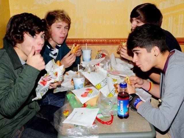teaandfrozenpea's tweet photo. "Before the world had got so serious
Before the time it got away from us
I meet you at the favorite subway stop
We grab some food then meet the lads for one" https://t.co/yJ8om2ALsa