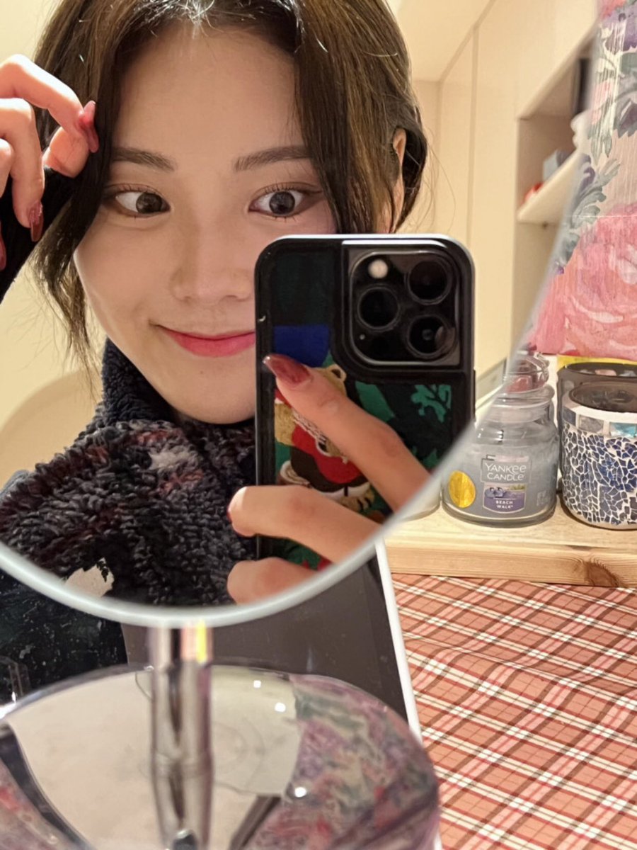 jinsoul hourly tweet media