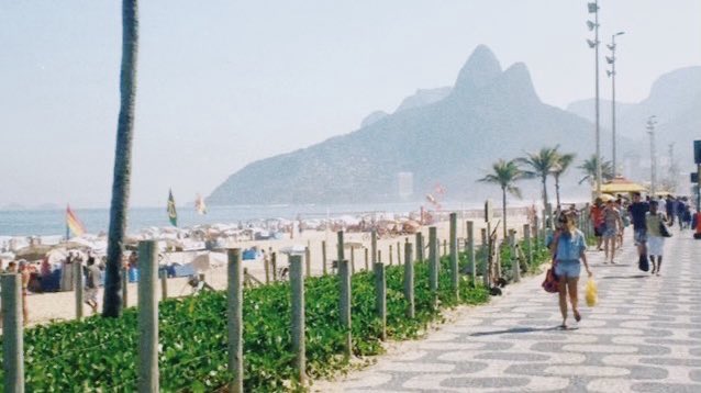 jojrry's tweet photo. Boo Bar – au larry 

Onde H leva muito a sério a brincadeira de seus amigos e faz uma carta aberta para seu ex. Mas em solo carioca e nas linhas do destino, nada poderia dar errado para o cantor da atualidade e o dono de um barzinho na beira da praia, um verdadeiro amor de verão. https://t.co/9bvY4cLv44