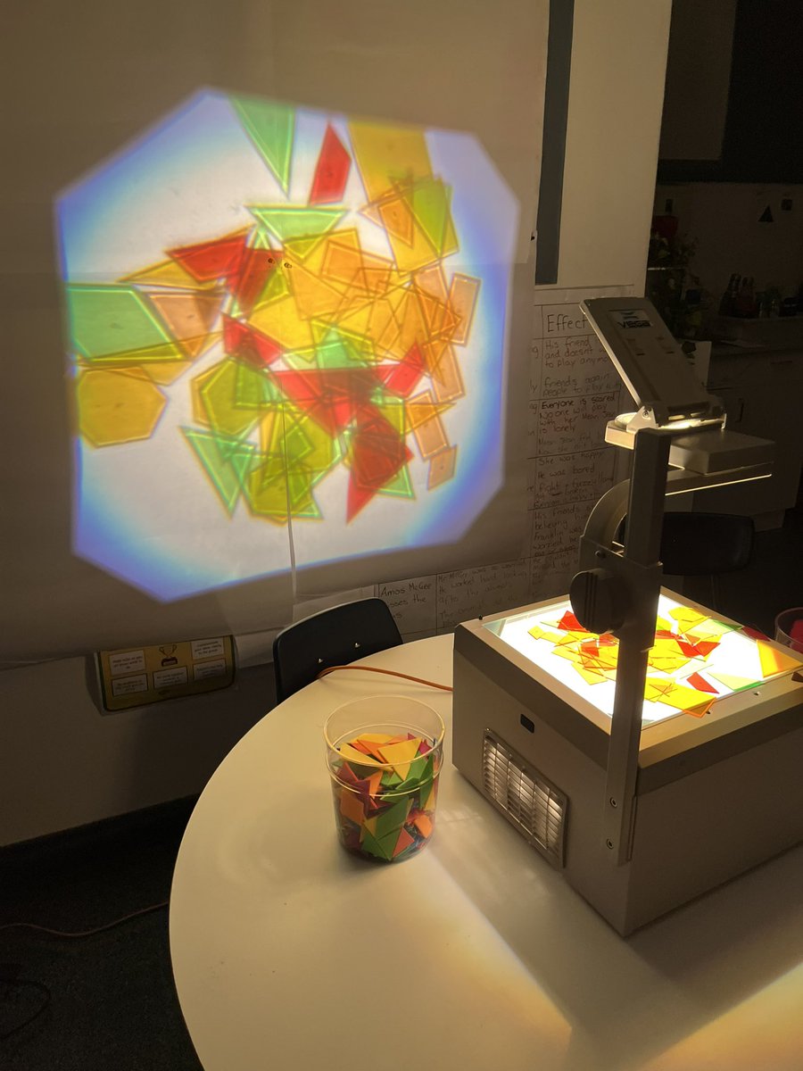 Using the #NGSS standards to guide our science inquiries. Ss were so engaged in making observations about light, transparency and color! <a href="/AISBucharest/">AISB Bucharest</a> is full of scientists!