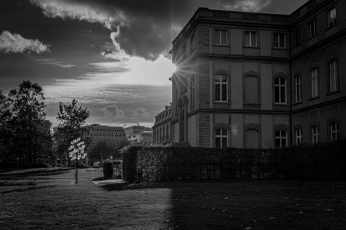 lightcatcher84's tweet photo. The present and the past combined by light.
📍 New Palace/Neues Schloss, Stuttgart.
#blackandwhitephotograpy
#bnwphotography
#monochrome
#urbanphotography
#catchinglight
#stuttgart
#home
#cityscape https://t.co/jcAibMlFCY